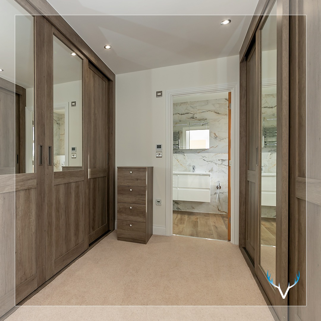 PeterDavidHomes's tweet image. A fitted walk-through wardrobe provides an opportunity to create a storage area that is designed for your needs helping you to organise your space the way you like. #walkinwardrobe #dreamcloset #dreamwardrobe #interiordesign #peterdavidhomes #myPDH #realestate #newhomes