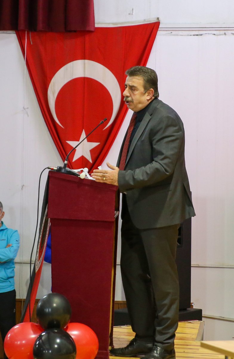 Okul Müdürümüz Adil Yaman, Gençlerbirliği tarihine atıflar yaptığı konuşmasının ardından kulübümüze ziyaret için teşekkür ederken, Başkanımız Niyazi Akdaş'a da bir plaket armağan etti.