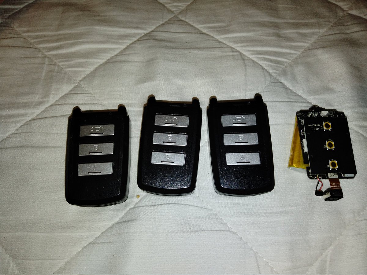 高校の塀に車のスマートキーのようなものを見つけた よく調べると偽装した小型カメラで 登校する生徒が写っていた Togetter