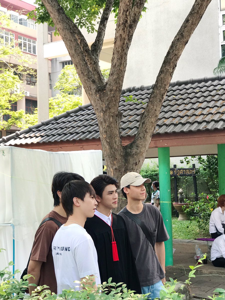 ttjkarniix's tweet photo. เหมือนเพิ่งเห็นเจ้ามุเซฟกะบอสไป #MarkMeanGraduationday ไม่นานนี้เอง ปีนี้ถึงงานมุ #บอสยิ้มทำลายล้าง ก็มางานเจ้าเซ้บนะค้าบบบ #ปอตรีจ้าพี่เซฟจบแล้ว #savesaisawat 🎓💌💞
คิดถึงเจ้าเด็กแก๊งหนุ่มหน้ามนมากเยยยยยย https://t.co/seQREtpnDG