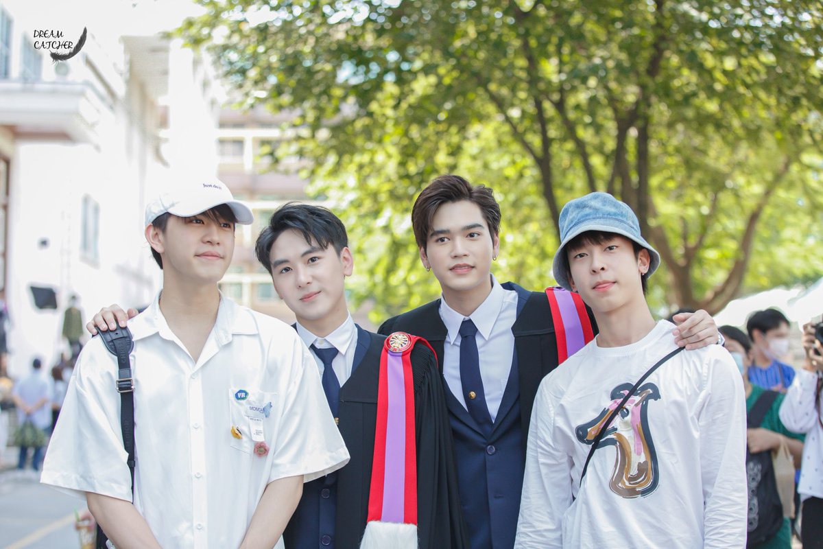 ttjkarniix's tweet photo. เหมือนเพิ่งเห็นเจ้ามุเซฟกะบอสไป #MarkMeanGraduationday ไม่นานนี้เอง ปีนี้ถึงงานมุ #บอสยิ้มทำลายล้าง ก็มางานเจ้าเซ้บนะค้าบบบ #ปอตรีจ้าพี่เซฟจบแล้ว #savesaisawat 🎓💌💞
คิดถึงเจ้าเด็กแก๊งหนุ่มหน้ามนมากเยยยยยย https://t.co/seQREtpnDG