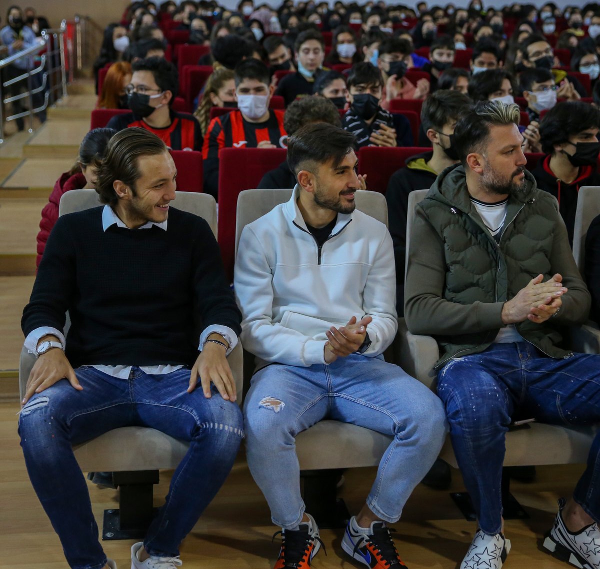 Ankara Atatürk Lisesi öğrencilerinin büyük bir ilgi gösterdiği söyleşiye okul yönetimi ve öğretmenleri de katılım gösterdi.