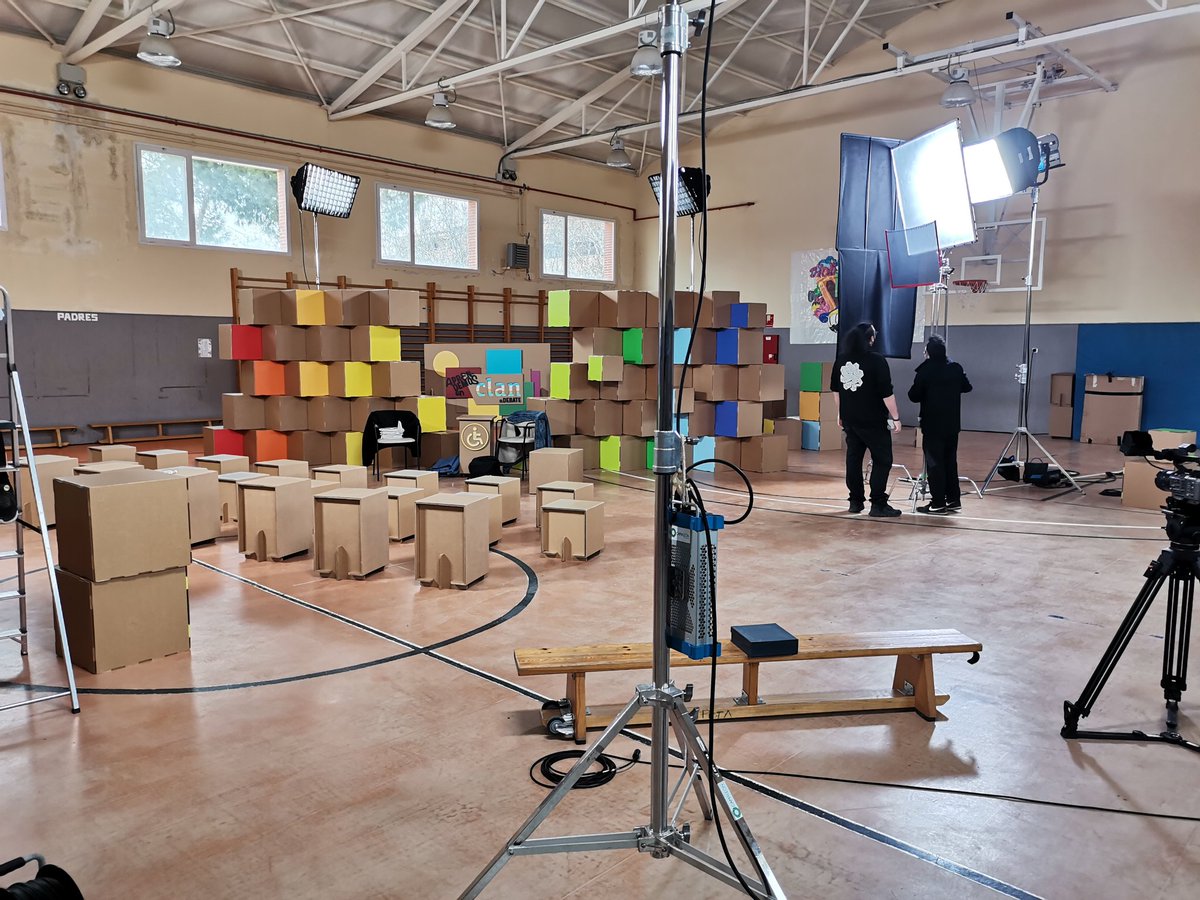 Carl0sTercer0's tweet photo. Todo preparado para comenzar la grabación del programa de @Clan_tve, en nuestro hoy plató de televisión. #JuntosAprendemos #JuntosDisfrutamos #WeAreJustCarlosIII #CarlosIIIProductions. https://t.co/0V0GcaXl69