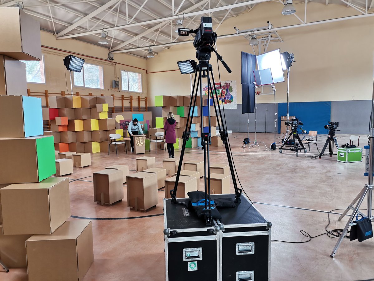 Carl0sTercer0's tweet photo. Todo preparado para comenzar la grabación del programa de @Clan_tve, en nuestro hoy plató de televisión. #JuntosAprendemos #JuntosDisfrutamos #WeAreJustCarlosIII #CarlosIIIProductions. https://t.co/0V0GcaXl69
