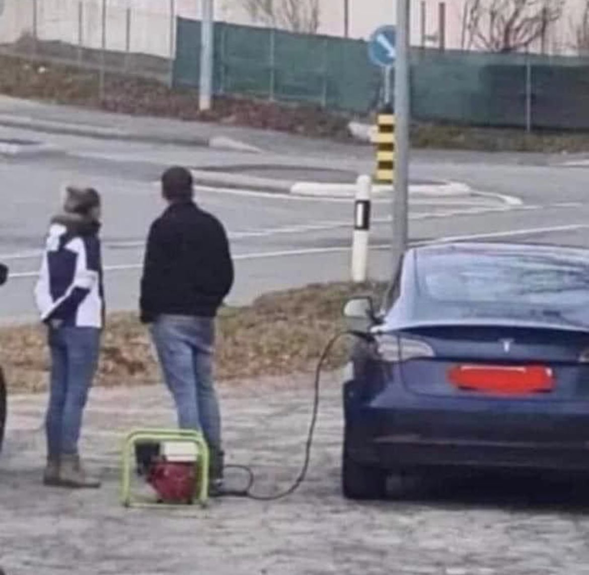 Well, there you have it folks. A gas generator being used to charge a dead battery in an electric car. My day is complete now!👍💯