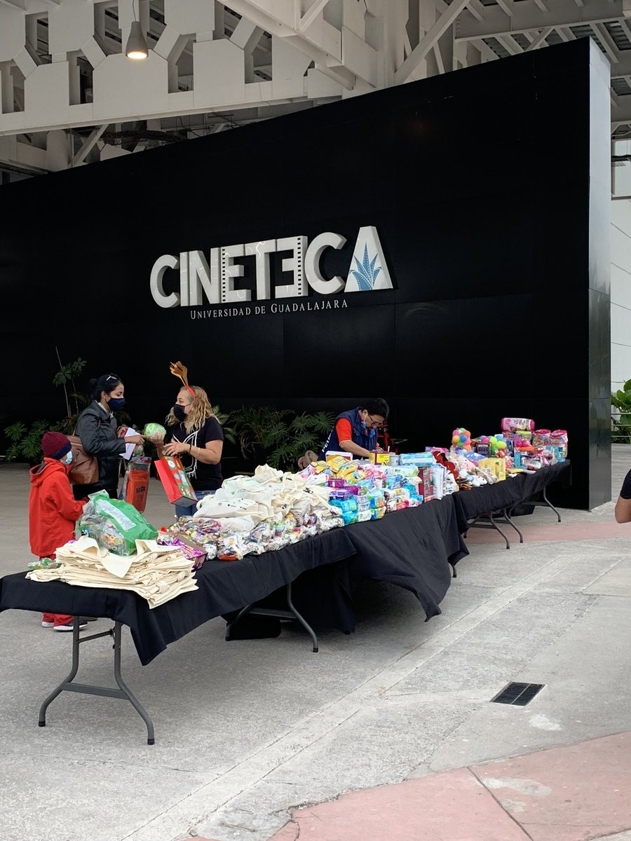 estrellablue's tweet photo. Esto ya será recurrente. 
Para cada navidad y para cada Día del niño en México (30 de Abril) vamos a hacer un evento divertido en @CinetecaFicg para los niños de @BNVNDaHolanda 
En la posada rompimos piñatas y dimos regalos a todos los niños de la asociación https://t.co/Us22Gtyb8v