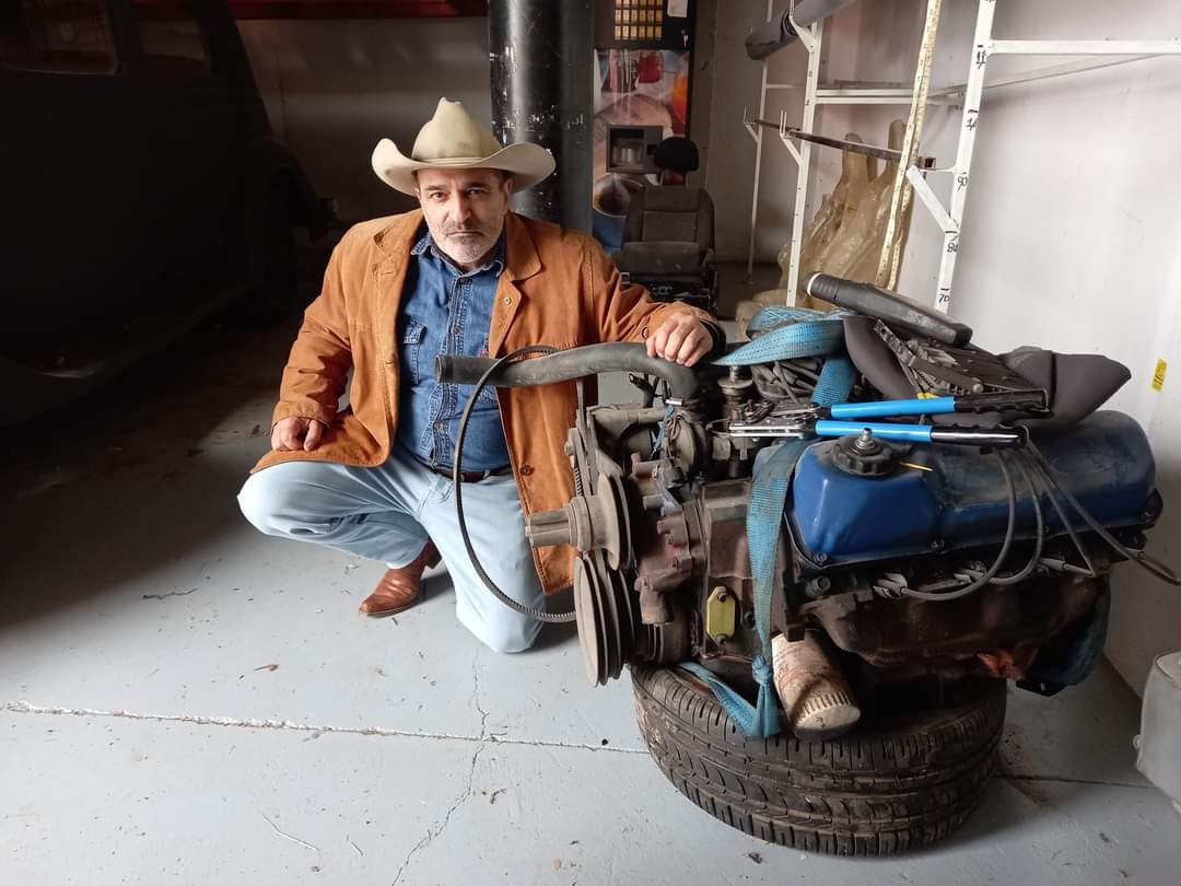 Visita a Dei Rivas y demás compañeros a Rocket Wolf Garage. Motor 351 Windsor original del ex Ranchero de Chisum.