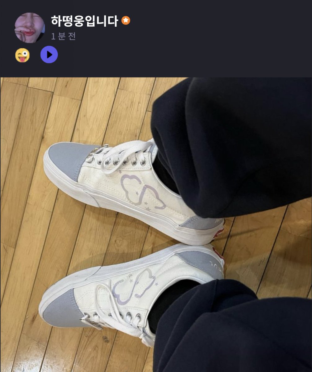 sengbutique's tweet photo. 하성운 신발 인증ㅠㅠ
커스텀한 신발이 로고가 바뀌고나서 도착! 보낼까말까 많이 망설였는데..
그냥 연습할때나 편의점 갈때라도 신으랬더니 착한강아지가 진짜 연습할때 신어주써여😭

이 운동화의 포인트는 특별제작한 
HA:NEUL 끈장식이거든요ㅎ

RT만 해주세요 
한분추첨 끈장식 보내드립니다😘 https://t.co/SWqALEqOke