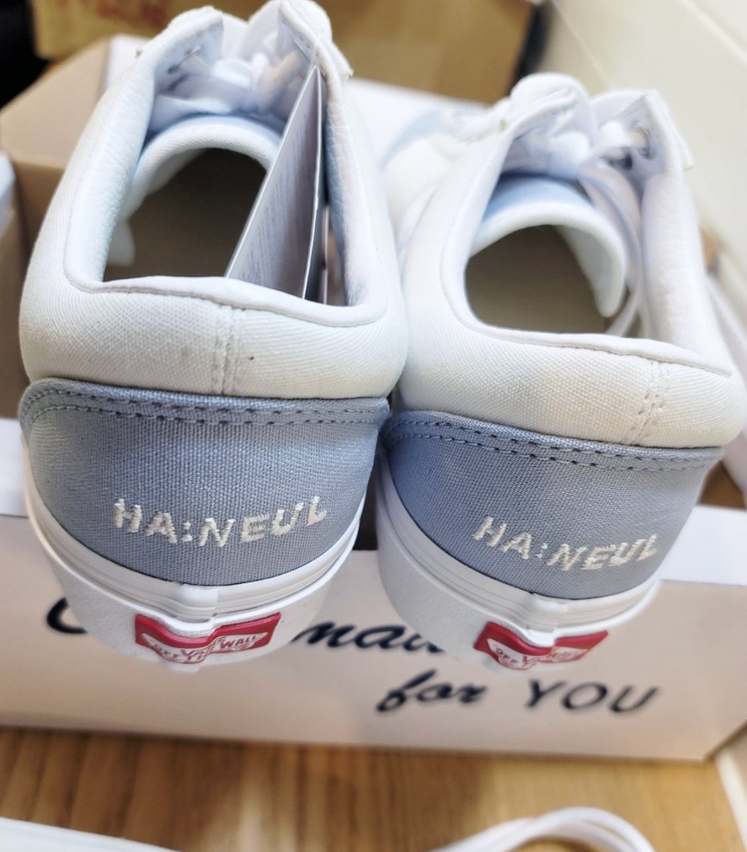 하성운 신발 인증ㅠㅠ
커스텀한 신발이 로고가 바뀌고나서 도착! 보낼까말까 많이 망설였는데..
그냥 연습할때나 편의점 갈때라도 신으랬더니 착한강아지가 진짜 연습할때 신어주써여😭

이 운동화의 포인트는 특별제작한 
HA:NEUL 끈장식이거든요ㅎ

RT만 해주세요 
한분추첨 끈장식 보내드립니다😘