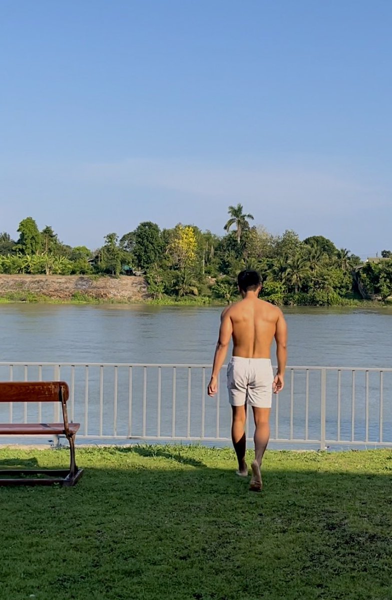 เป็น homestay ที่ห้องพักโคตรดี ทั้งบ้านมีอยู่ 3 ห้อง ทุกห้องวิวแม่น้ำหมด ชิลล์ขั้นสุด วันธรรมดาราคาห้องเริ่มต้น 1,500 บาท รวมอาหารเช้าสำหรับ 2 คน อยู่โพธาราม ราชบุรี

ห้องที่เราพักเป็นห้องใหญ่สุด วิวแม่น้ำแบบ 180 องศา ราคาวันธรรมดา 2,500 l วันหยุดสุดสัปดาห์ 3,400 บาท #yougottago