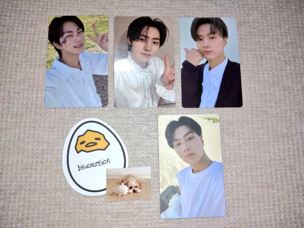 bisconcession's tweet photo. ꒰ #biscoupdates ꒱
ENHYPEN AND IVE PHOTOCARDS
— arrived at my local address
— will dm the video condi tomorrow https://t.co/rVa00GHGjw