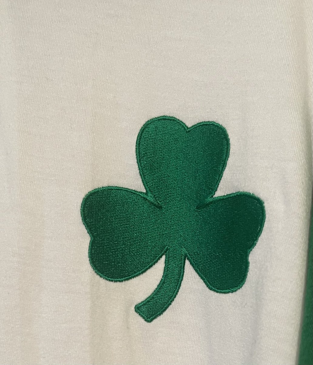 67mouldy67's tweet photo. From exciting gold coloured strips to white based Celtic tops 🍀

What’s your favourite white strip 🍀

#outoflockdown
#afewpoundsup
#wearstripthatfitslol
#CelticFC
#awaystrip
#whitetheme
#acsom
#retro
#1955-1964 https://t.co/puS6jhObJD