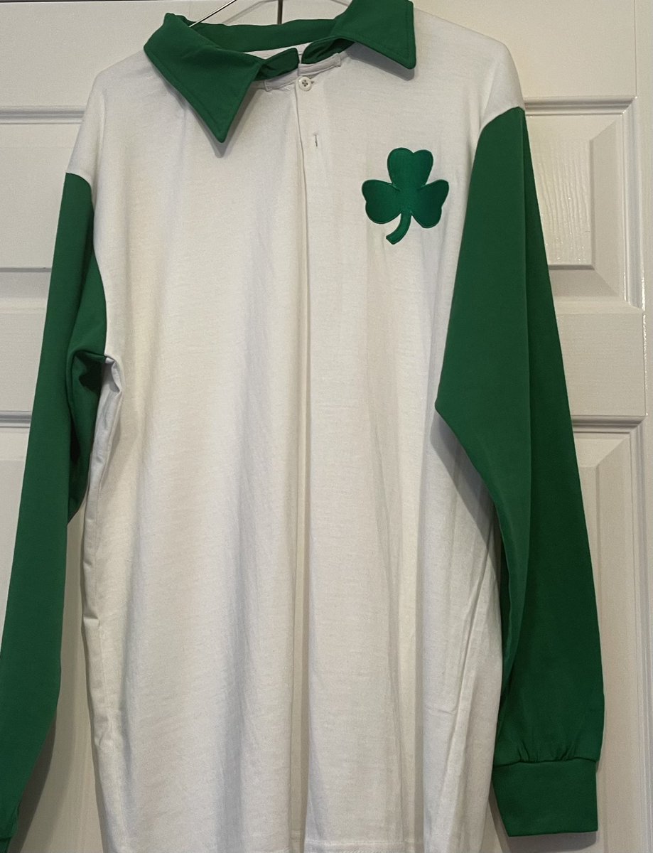 67mouldy67's tweet photo. From exciting gold coloured strips to white based Celtic tops 🍀

What’s your favourite white strip 🍀

#outoflockdown
#afewpoundsup
#wearstripthatfitslol
#CelticFC
#awaystrip
#whitetheme
#acsom
#retro
#1955-1964 https://t.co/puS6jhObJD
