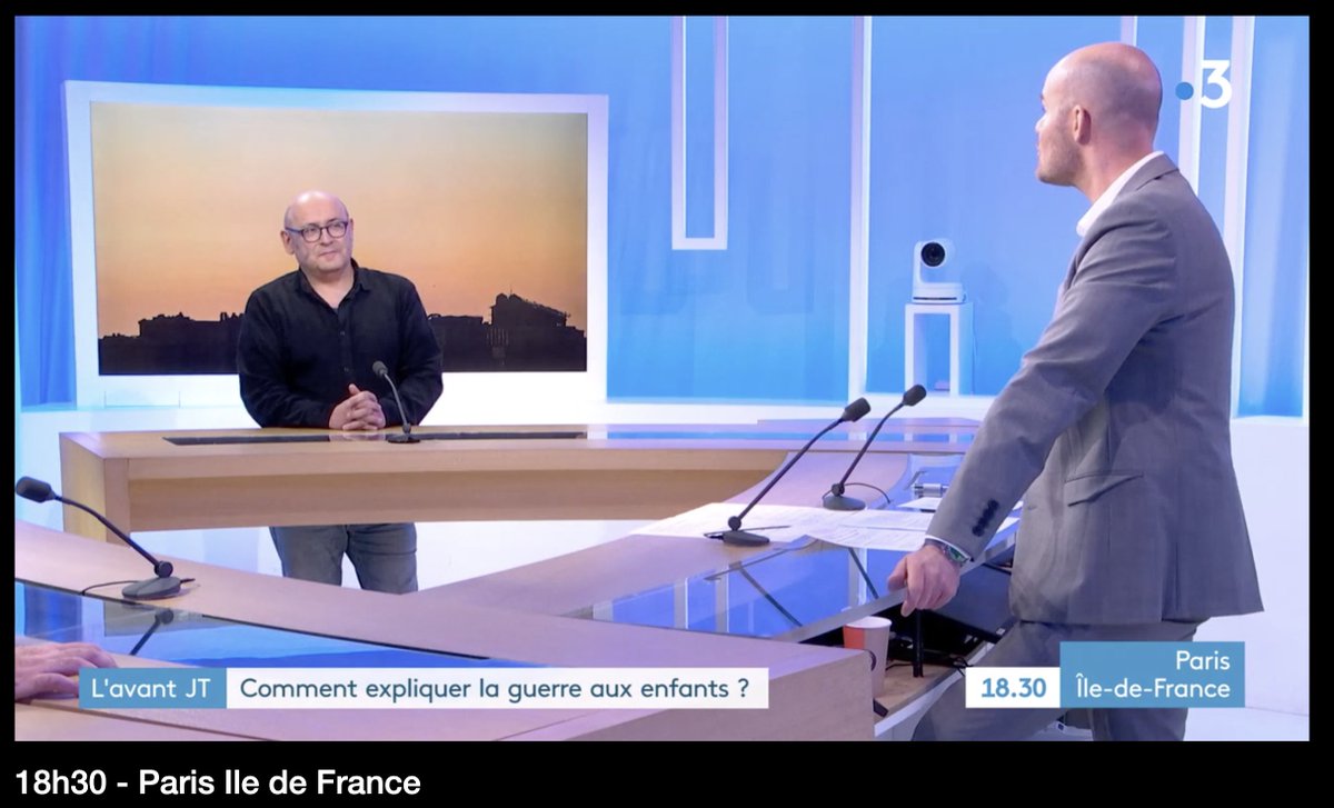 OkapiMagazine's tweet photo. Hier, notre rédacteur en chef était sur le plateau de @France3Paris pour répondre à la question : "Comment expliquer la guerre aux enfants", accompagné de 2 autres experts 🇺🇦 
Le replay de l'émission "18h30" est à retrouver en entier juste ici 
 👉 https://t.co/JDqvyHwW9l https://t.co/v72480NMmE