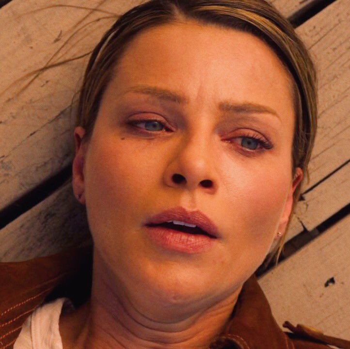 deckerscomfort's tweet photo. should this account be brought back from the dead like chloe https://t.co/vBY4eVKCQY