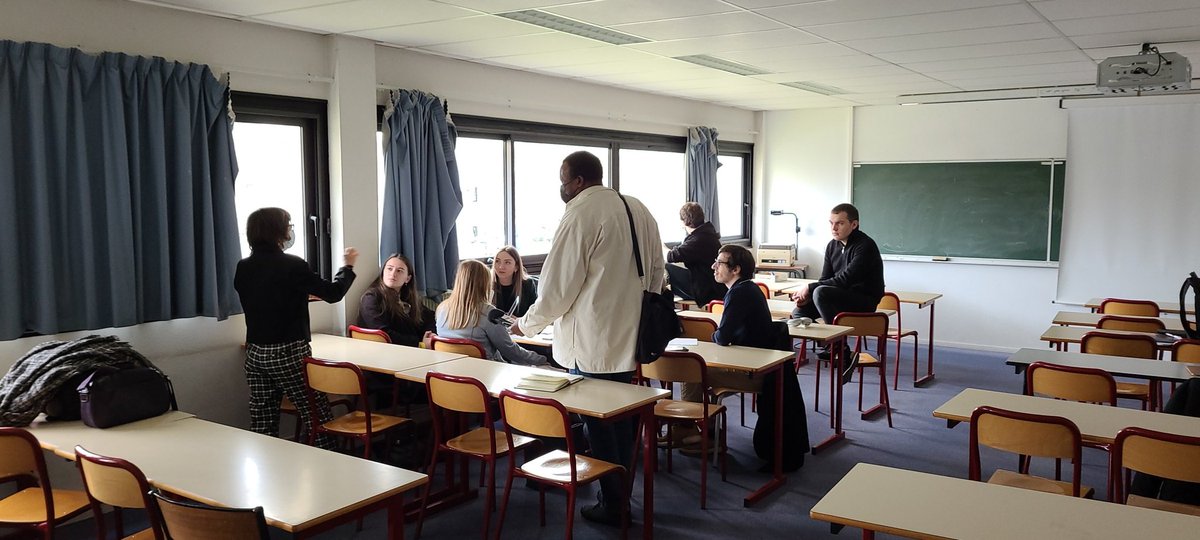 dill_up's tweet photo. Chaque groupe #dillfest prépare son pitch pour cet après-midi @radiocampus45 est à l'écoute 😉 https://t.co/6sM9bY9pD4