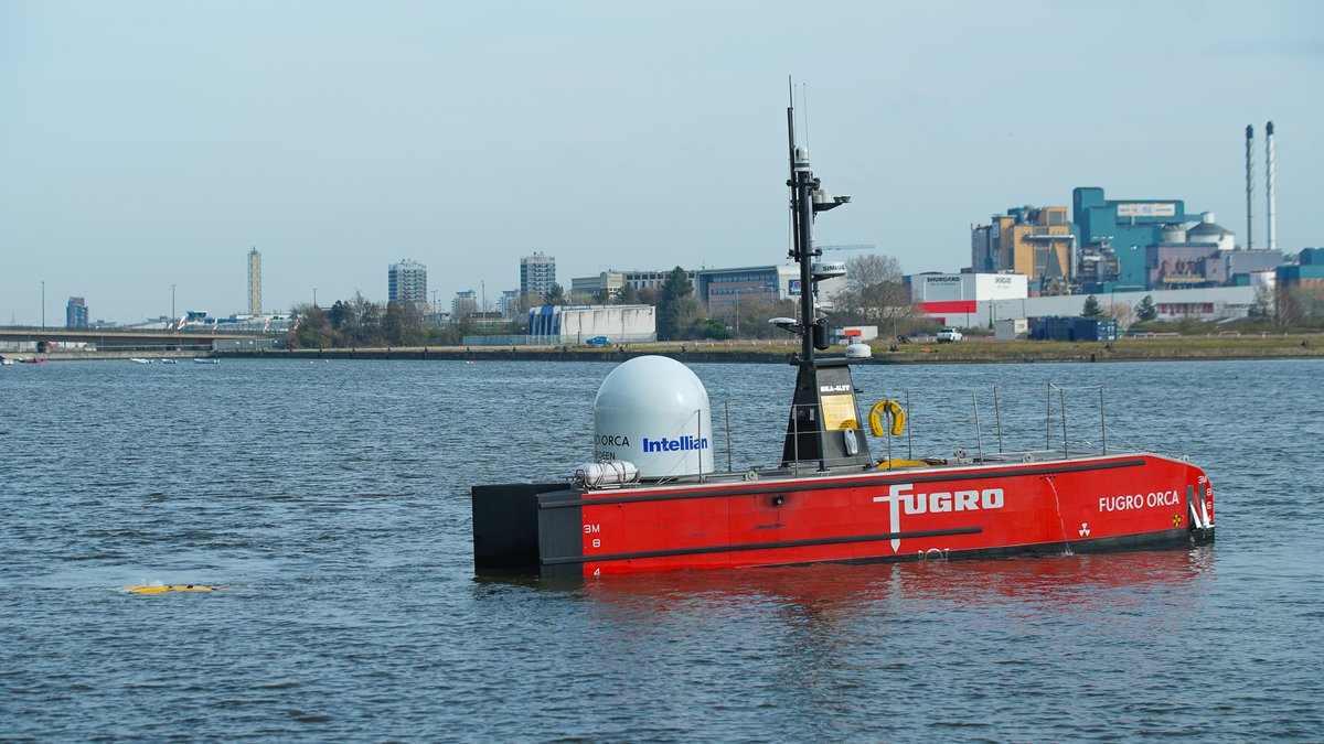 fugro's tweet photo. One down, two to go! The first live demo of our Blue Essence 12 m #USV ๐ฅ and integrated Blue Volta #eROV of the day dockside ๐ at @OceanologyIntl 2022. #Oi22 #Remote #Autonomous #OceanScience https://t.co/HAbD0IYiw9
