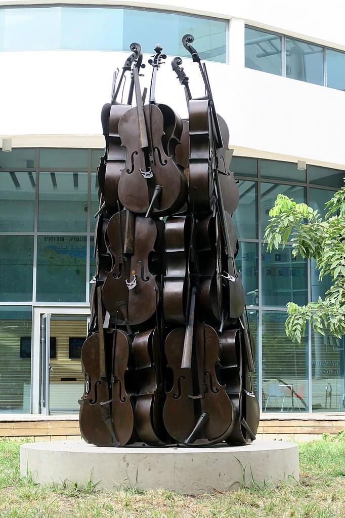 #ThrowbookThursday to Jun 2020 when we shared Music Power No. 2' (1986) (a bronze sculpture by #ArmandFernandez). It is located at the Israel Conservatory of Music in Tel Aviv.

📸: Etan J. Tal
#apoapromotionsandartisticcollections #AppreciationOfArtistry #apoapromotions 
See Pt2