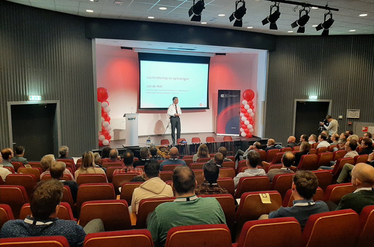 LEC_IV's tweet photo. Leo de Niet over leerlandschappen en opleidingen bij het @NIPV_NL. #netwerkdag #BrandweerBRZO #leciv https://t.co/WKEnn36cMo