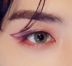 100409tt's tweet photo. Son Dongju's eye-makeup for blood moon tour is absolutely beautiful ✨ https://t.co/kvKMu3zYQH
