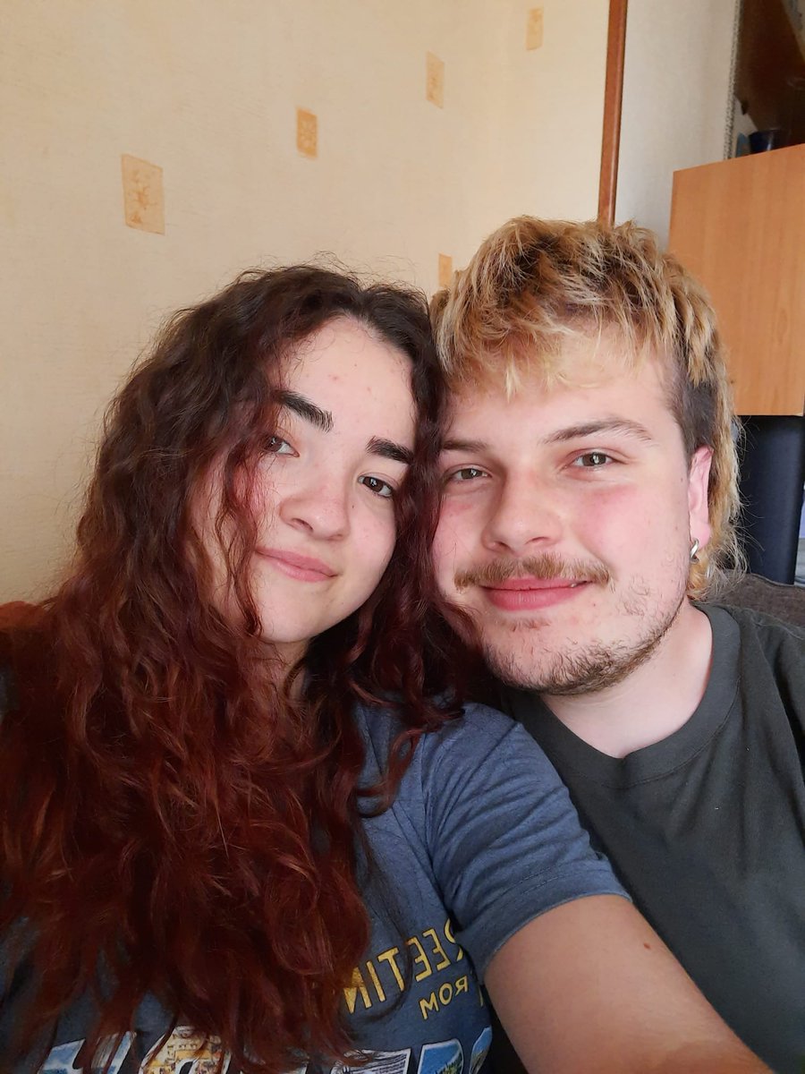 SavageInABottle's tweet photo. La vida es tránsito y viaje. No soy la misma persona que hace 10 meses. Eso sí, algunas cosas no cambian: por las mañanas estás guapísima y ducharte te sienta genial. Te quiero de la cabeza a los piecitos, eso también sigue igual <3 https://t.co/x7Of4I8S0e