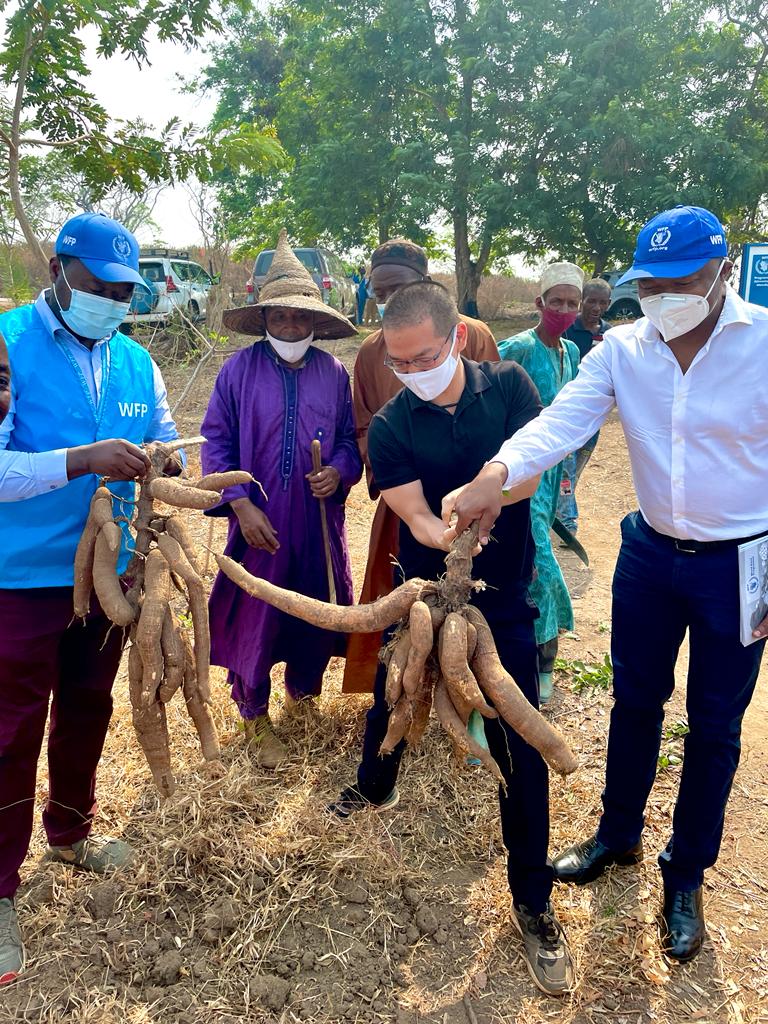 WFP_Cameroon's tweet photo. #Cameroon🇨🇲
The #ClimateCrisis is taking a toll on agricultural productivity, esp for farmers in Far North & East regions
By building #WaterPoints & irrigation systems in #community farms #WFP improved harvest value by4⃣times on average for these farmers👨🌾👩🌾
#Resilience https://t.co/RyL1KxQXHs