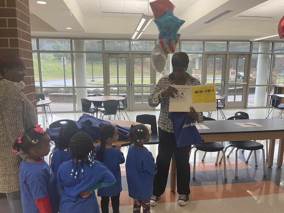 HarrisSanchea's tweet photo. Kindergarten Roundup @NewCollegePk_ES was a success! Rising Kindergarten students and their parents were able to get a glimpse in the day and life of Kindergarten. They had a welcome parade and then toured the school. We were excited to welcome our potential new 🐯! https://t.co/aLQxYb6RgN