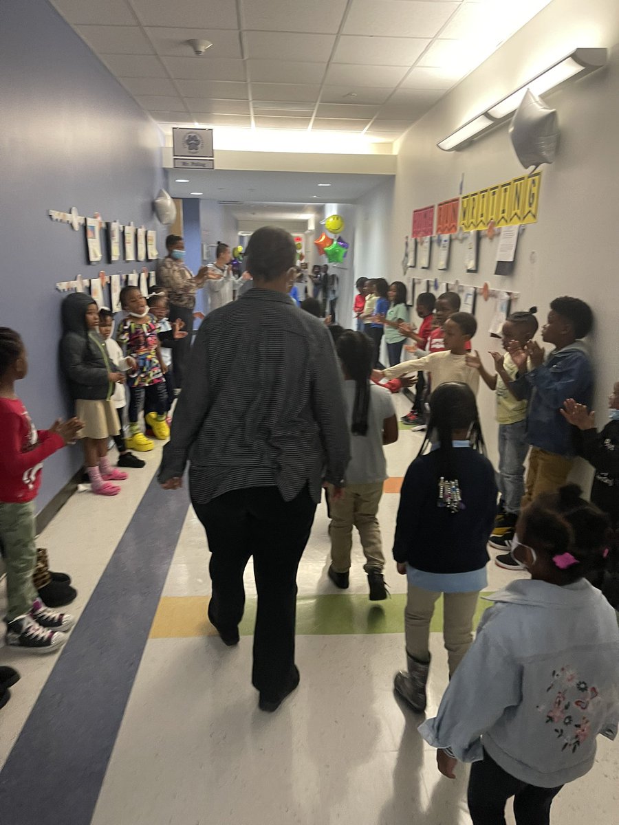 HarrisSanchea's tweet photo. Kindergarten Roundup @NewCollegePk_ES was a success! Rising Kindergarten students and their parents were able to get a glimpse in the day and life of Kindergarten. They had a welcome parade and then toured the school. We were excited to welcome our potential new 🐯! https://t.co/aLQxYb6RgN