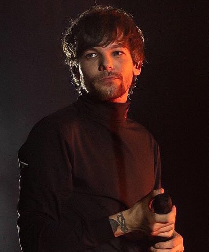 They say beauty comes from within. But if you're Louis Tomlinson then it's not just from within. 🤍
