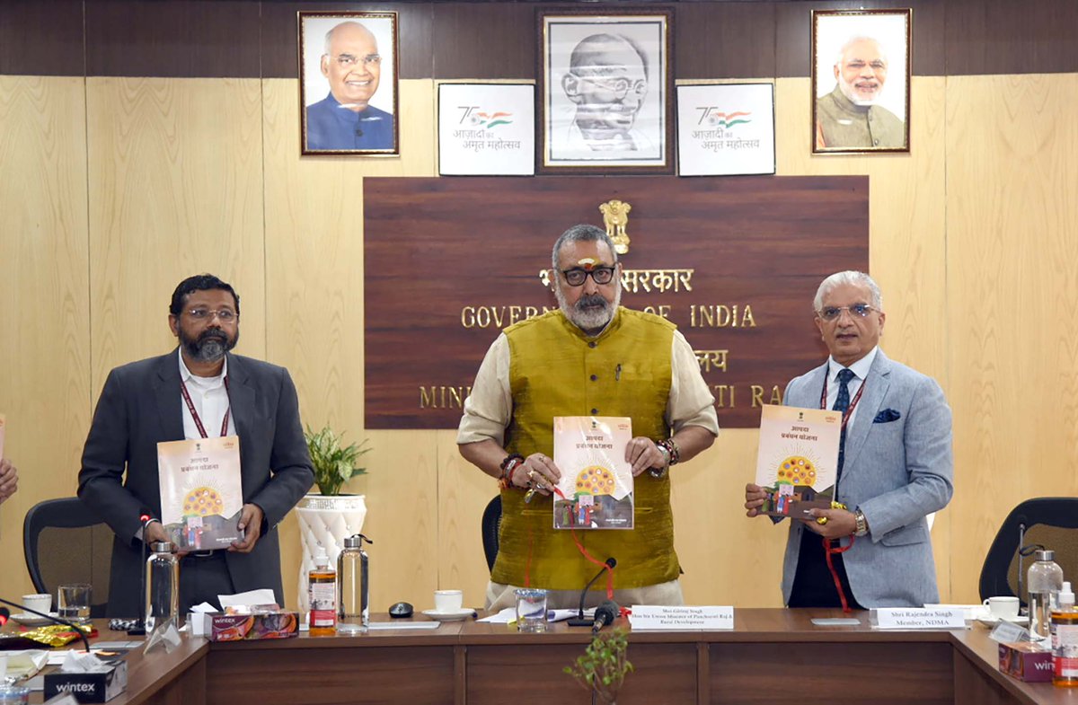 mopr_goi's tweet photo. #DisasterManagementPlan of @MoPR_GoI was released by Shri Giriraj Singh, Union Minister of Panchayati Raj in the presence of Members of @NDMAIndia, Shri Sunil Kumar, Secretary, MoPR, officers of Central &amp; State Governments. Members &amp; functionaries of Panchayats joined virtually. https://t.co/xut5B1WoSY