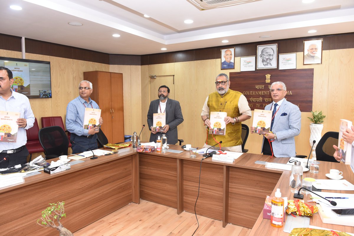 mopr_goi's tweet photo. #DisasterManagementPlan of @MoPR_GoI was released by Shri Giriraj Singh, Union Minister of Panchayati Raj in the presence of Members of @NDMAIndia, Shri Sunil Kumar, Secretary, MoPR, officers of Central &amp; State Governments. Members &amp; functionaries of Panchayats joined virtually. https://t.co/xut5B1WoSY