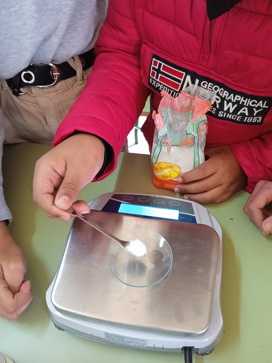 ritofer74's tweet photo. Mis pequeños/as científicos/as preparan una disolución y ponen en práctica el método científico #FyQ2ESO https://t.co/r3PmVKIuEj