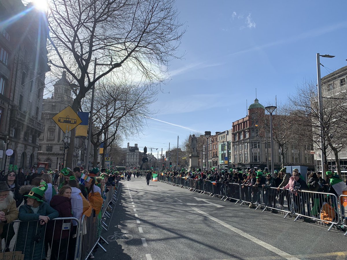 Crowds starting to build ahead of the National Parade ☘️🇮🇪 #SPF22 #StPatricksDay