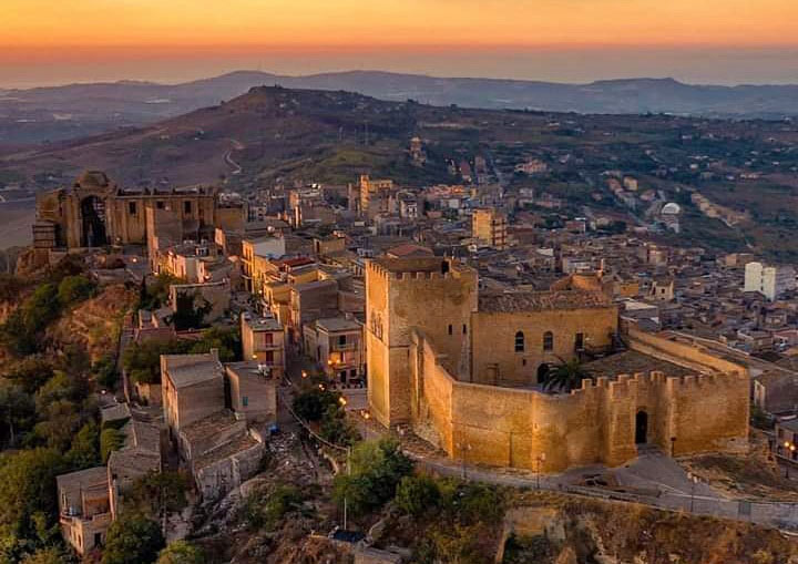 beni_culturali's tweet photo. Il #CastelloChiaramontano di #Naro in #Agrigento risale all'#epoca #medioevale della famiglia #Chiaramonte. 
Ora ospita #mostre, #eventi e #matrimoni.
Vieni a fare una #Visita #Virtuale restando comodamente seduto a casa entrando da qui: https://t.co/bG1L7zdQw2 https://t.co/tNMqRAQeS0