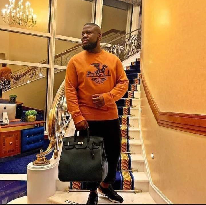 AuntyArinpe's tweet photo. I read somewhere in the news, HUSHPUPPI committed another fraud worth $400,000 in the US prison.
Can we the ask the Americans to explain how this happened?
Who provided him with the tools to commit...?
#fraudiseverywhere #hushpuppi #Americaprisons #corruptioneverywhere https://t.co/rSgrJe8CZp