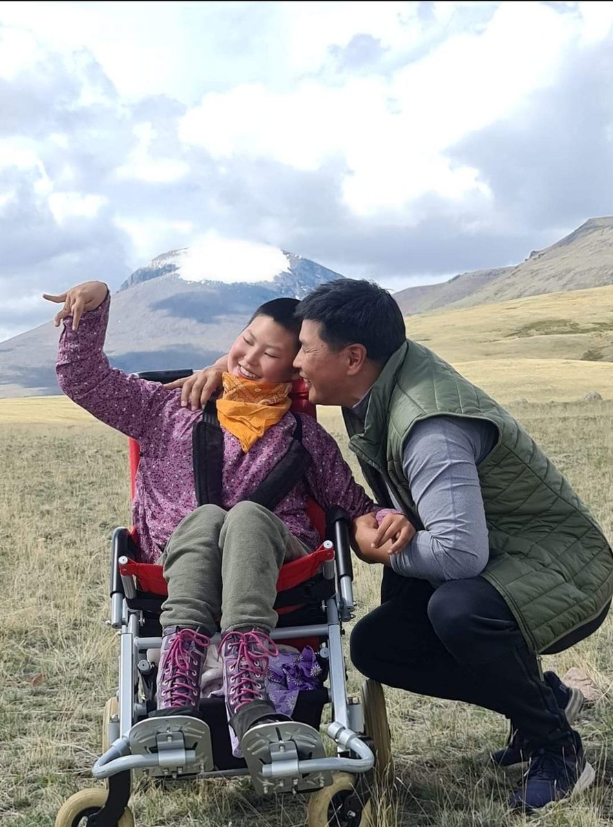 Гэрт байрлаад хөөрхөн охиныг маань өвөө эмээтэй нь хамт асралцаад  хамжаад, туслаад өгөх хүн хайж байгаа шүү. Энэ чиглэлийн ажил хайж байгаа, сонирхож байгаа хүн таньж мэддэг бол энэ зурвасыг хүргээд өгөөрэй ... 🙏 RT