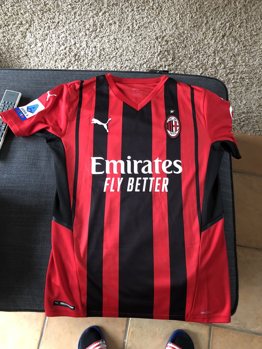 Luc_Dspl's tweet photo. Merci @beinsports_FR et @PhilippeGenin pour ce beau maillot du maestro @_OlivierGiroud_  ;) https://t.co/IyDuhv9sp5