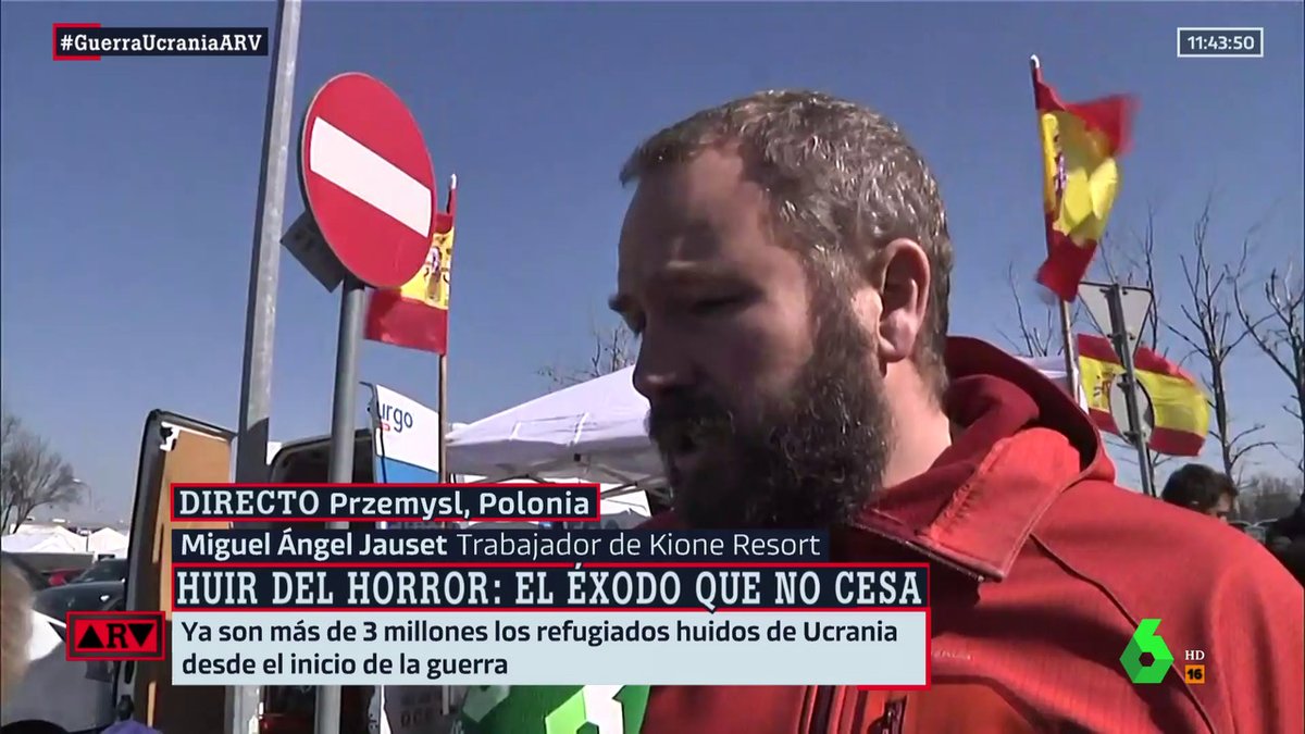 DebatAlRojoVivo's tweet photo. 🔴 Hablamos con Miguel Ángel, un voluntario en la frontera. Avisa: "No hay que ir a lo loco". La organización es importante  https://t.co/xtciZQL0A4 https://t.co/fvMInvmcGu