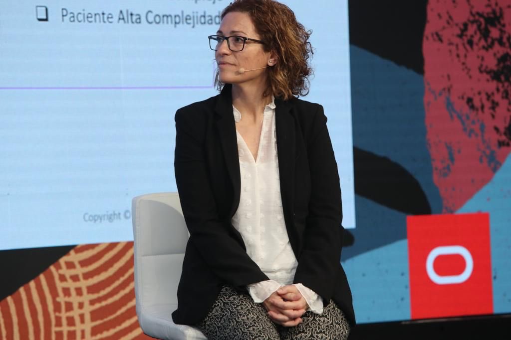 francescmaspuig's tweet photo. Proud to see Pioi Rodenas & Saray Velasco presenting in the Oracle Technology Summit an Advanced Analyctics project applied to COVID, where is possible to predict critical deceases depending on paramenters like: vactination, age of the patient, … #oracletechsummit https://t.co/4rV67WKby2