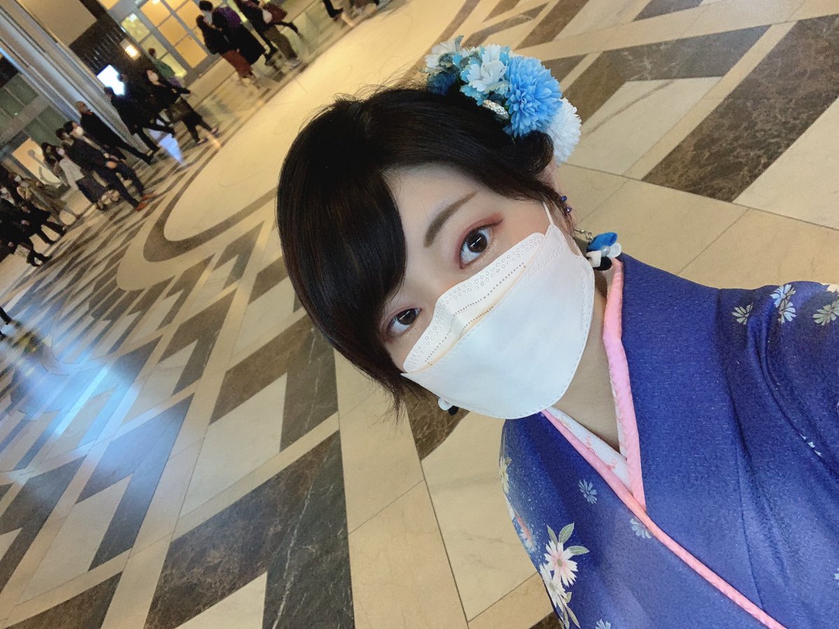 techi1208's tweet photo. 卒業してきた🎓🌸 https://t.co/LBIUJXc66E