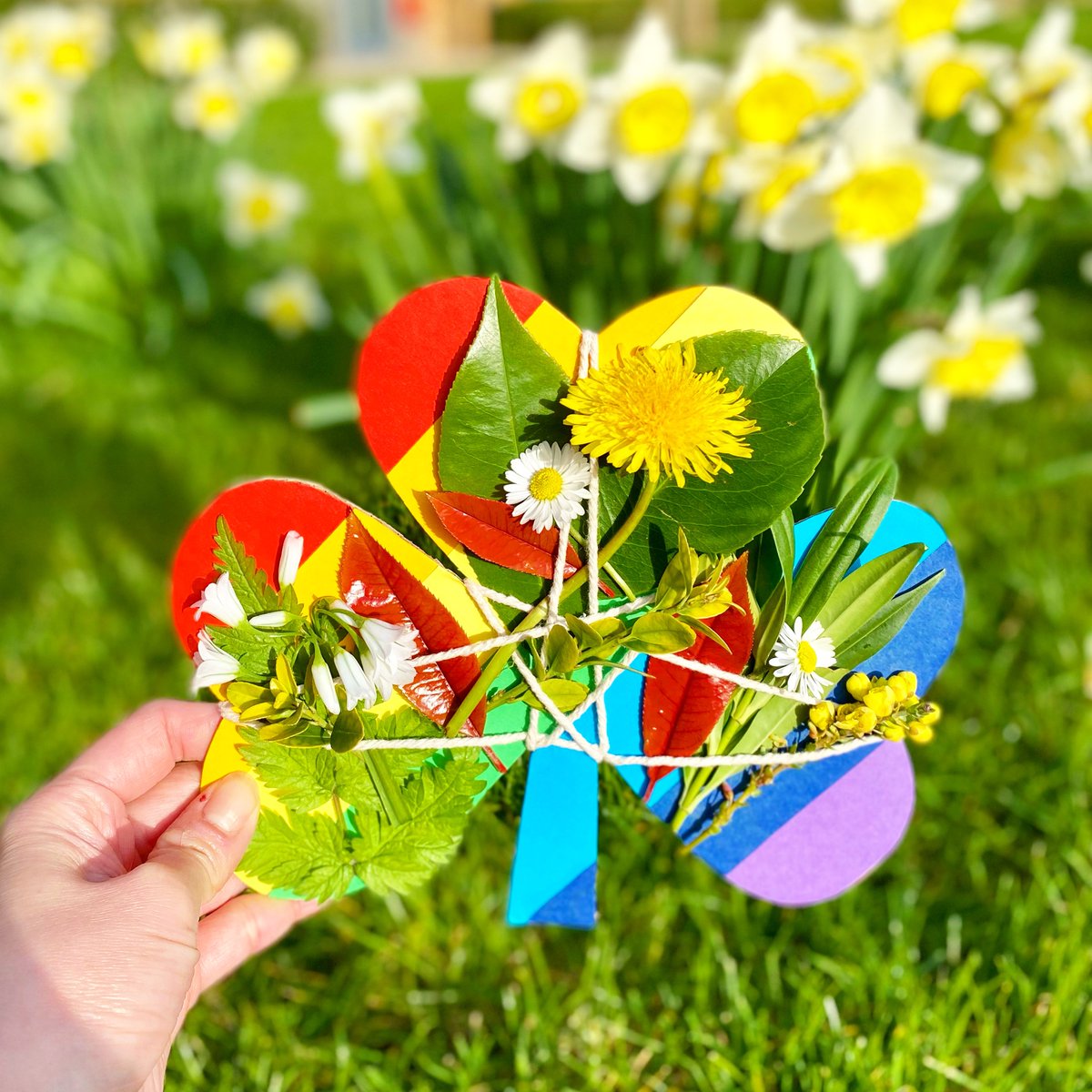 AbbyTeh's tweet photo. ☘️Nature Weaving Rainbow Shamrock☘️
Happy St Patrick’s Day! We collected some leaves and flowers over the weekend, and had fun creating this nature weaving shamrock with the treasures found. #StPatricksDay #stpatricksday2022 #shamrock #luckoftheirish #SaintPatricksDay https://t.co/DoFKlMArss