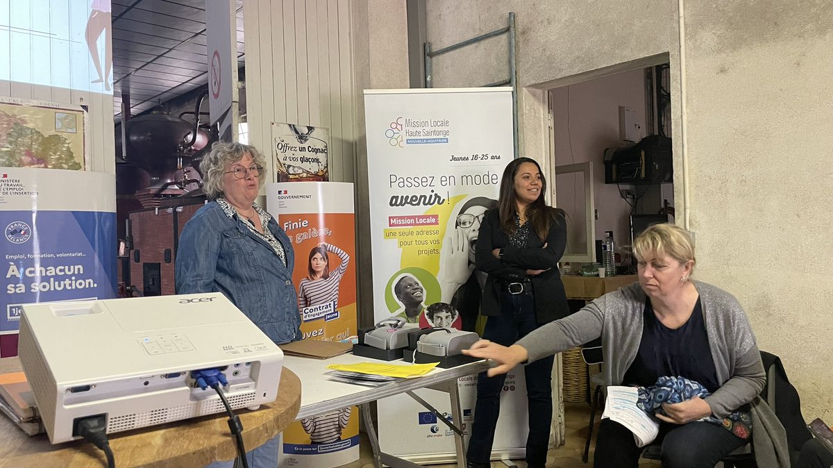 freddestsulp's tweet photo. #CEJ en action! Découverte pour les #jeunes de la #viticulture 🍇Merci à la famille Begouin pour leur accueil. Avec @poleemploi_NA @ARML_NAquitaine @AnefaNa avec Mme la Sous Préfète 🇫🇷 #1jeune1solution https://t.co/gNXeL7M7BW