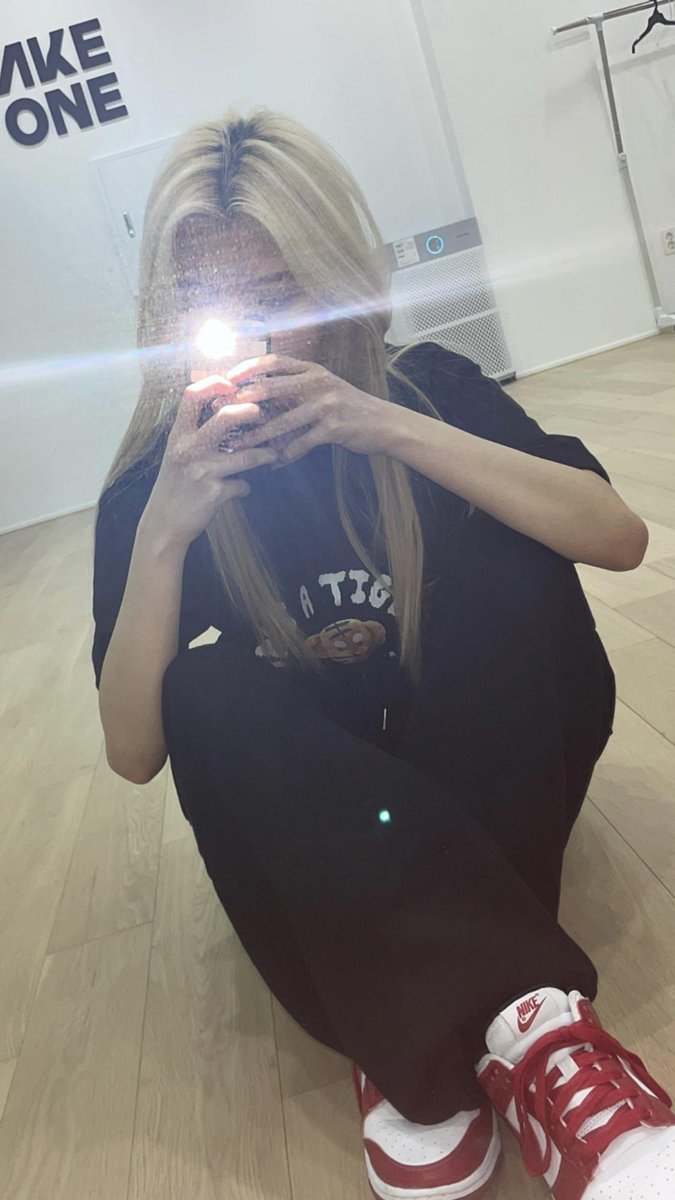 [220317] 💬 

: y/n! What are you doing?
: I’m working hard during practice~~
: It’s the second mirror selca I posted in the practice room
: I’ll send a lot more in the future ><
: 💜💜💜💜💜