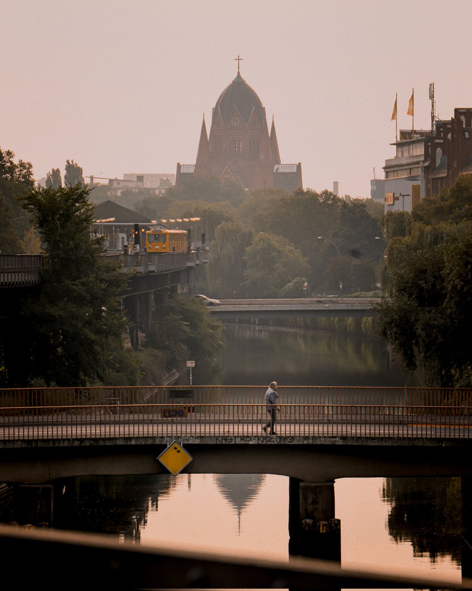 Mustafa_photos's tweet photo. GM from #from Berlin 

#photographer #photooftheday #BVG https://t.co/rOPI1HBhUI
