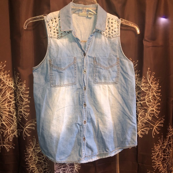 ShinyOldHide's tweet photo. So good I had to share! Check out all the items I'm loving on @Poshmarkapp #poshmark #fashion #style #shopmycloset #ivivva #mudd #vintage: https://t.co/NcSUM4plTF https://t.co/NTGE2ZlEWn