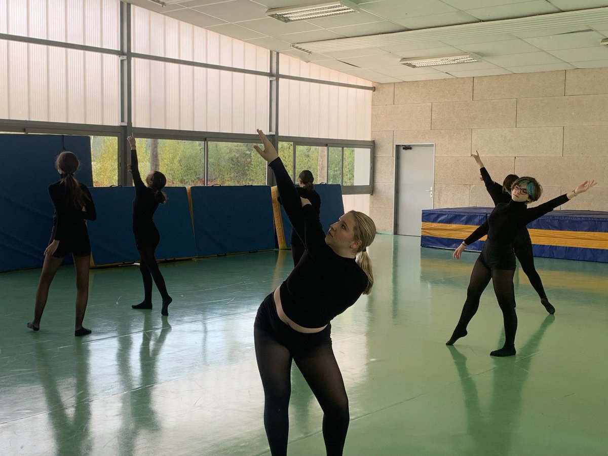 ClasseChad's tweet photo. Les P.O ont eu lieu au collège GENEVOIX pour la CHAD ( classe à horaires aménagés DANSE).. 70 pers. présentes pour assister à un beau spectacle et connaître ce dispositif en liaison avec le CRR de Toulon. élèves passionnés @DAAC_nice @AcademieNice @Var_Matin @jaouen_claire https://t.co/d6Mw4yyfKK