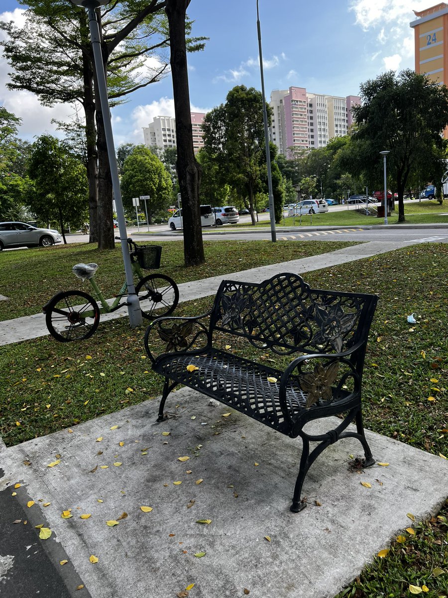 nisha_krishnann's tweet photo. I love me a good bench! The view is ordinary and it’s looks uncomfortable but that’s the beauty right??? https://t.co/5l1NQ9vZ4Y