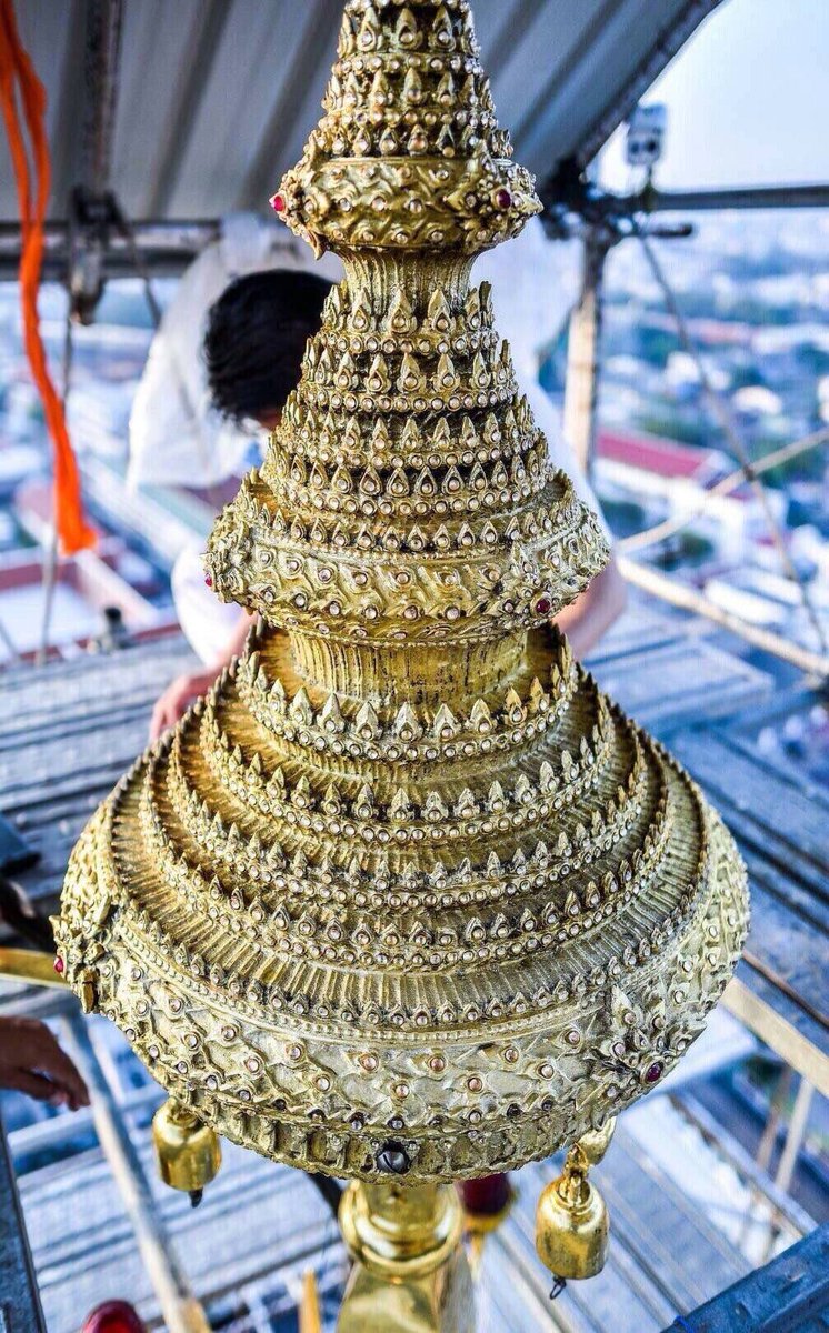 เอาภาพนี้มาฝาก คนมีบุญถึงจะได้เห็นไม่ต้องปีนขึ้นไปดู พระมหามงกุฎยอดพระปรางค์ วัดอรุณราชวราราม สวยที่สุดในสามโลก …สาธุครับ