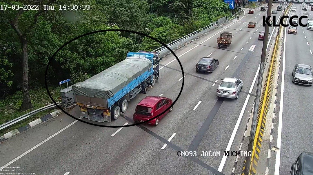 KLCCC_DBKL's tweet photo. Jalan Kuching : Sebuah lori mengalami tayar pecah dari arah susur DUKE menghala ke Bulatan Segambut. Lorong kiri terhalang. Trafik sesak dari arah Bulatan Kepong.  #kltu https://t.co/QfP6ya5zCf