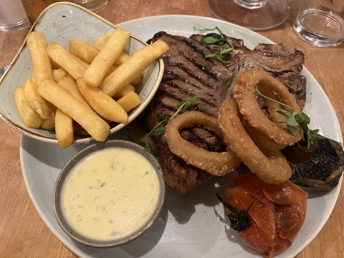 Run_MurrayRun's tweet photo. Last night my wife and I continued our tradition of going out for a nice meal the night before her chemotherapy treatment. Food was amazing! Only 2 more rounds of treatment to go for her now. #foodporn #cancersucks https://t.co/N7tzQLBjSy